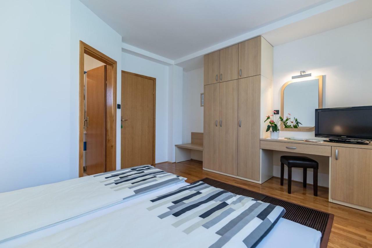 Apartments And Room Robert コレニツァ エクステリア 写真